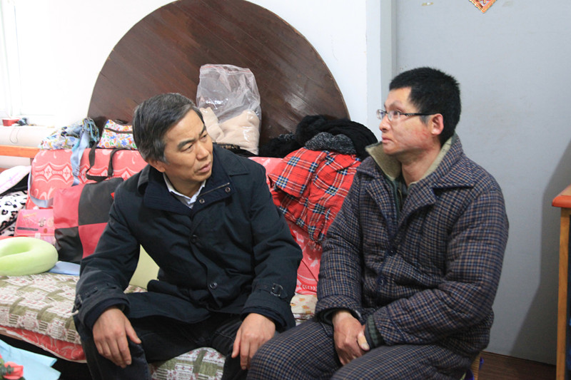 親切的慰問，溫暖的關(guān)懷<br/>——集團(tuán)公司領(lǐng)導(dǎo)走訪慰問困難職工