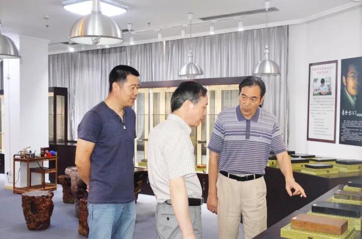 集團(tuán)公司黨委書記、總經(jīng)理虞岳明參觀省工藝品公司魯硯展