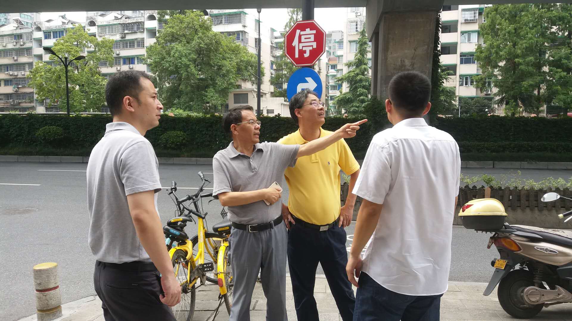 集團(tuán)公司副總經(jīng)理徐旭陽(yáng)赴商業(yè)公司和德清申達(dá)基建施工現(xiàn)場(chǎng)開(kāi)展安全檢查