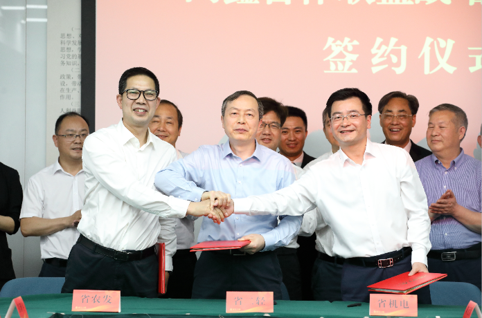 同鑫聯(lián)盟 同心同行 共促發(fā)展——省二輕集團、省農(nóng)發(fā)集團和省機電集團簽訂戰(zhàn)略合作協(xié)議