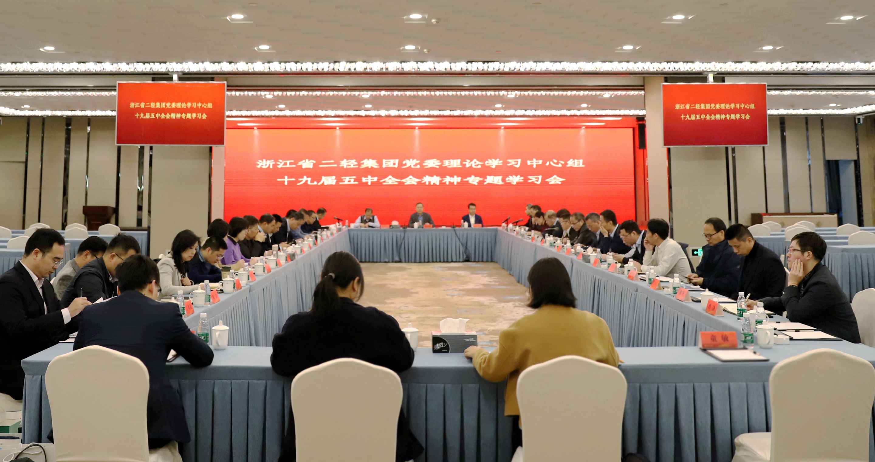 虞岳明在省二輕集團黨委理論學(xué)習中心組十九屆五中全會精神專題學(xué)習會上強調(diào)：奮斗創(chuàng)造歷史，實干成就未來