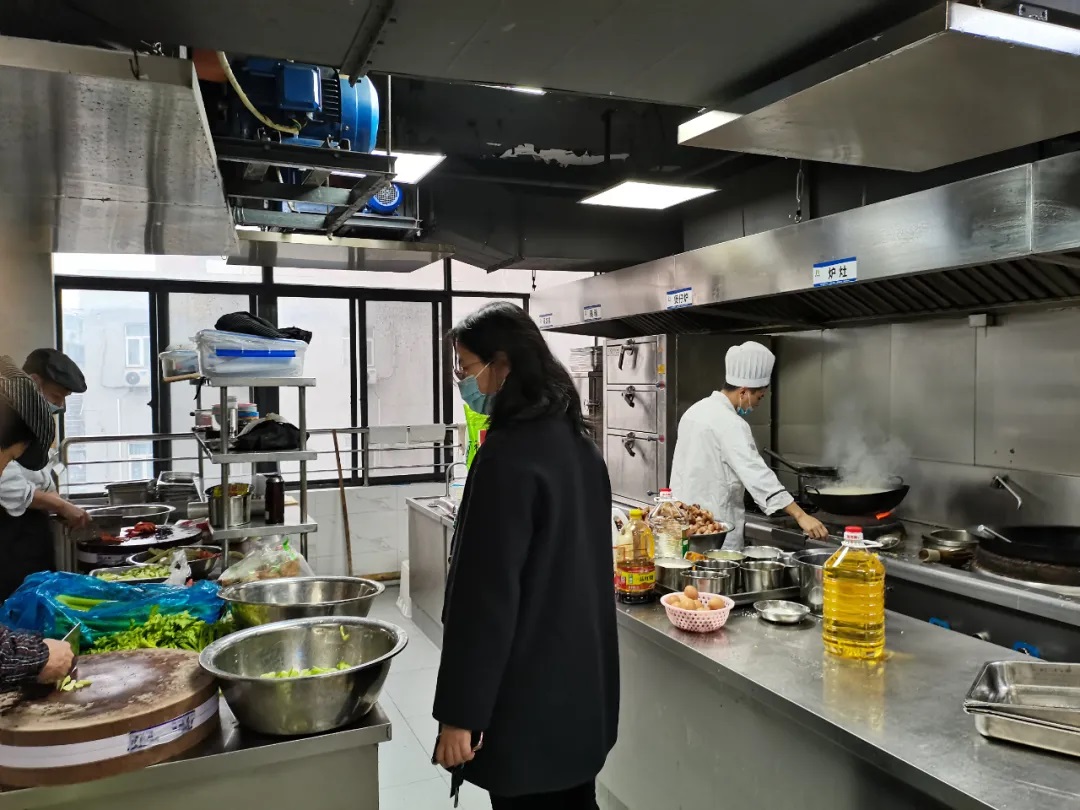 疫情防控“嚴(yán)”字當(dāng)頭，平凡堅(jiān)守“暖”在心窩