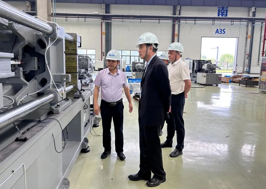 中國機械工業(yè)聯(lián)合會總經(jīng)濟師葉定達一行來省二輕集團申達機器公司調(diào)研