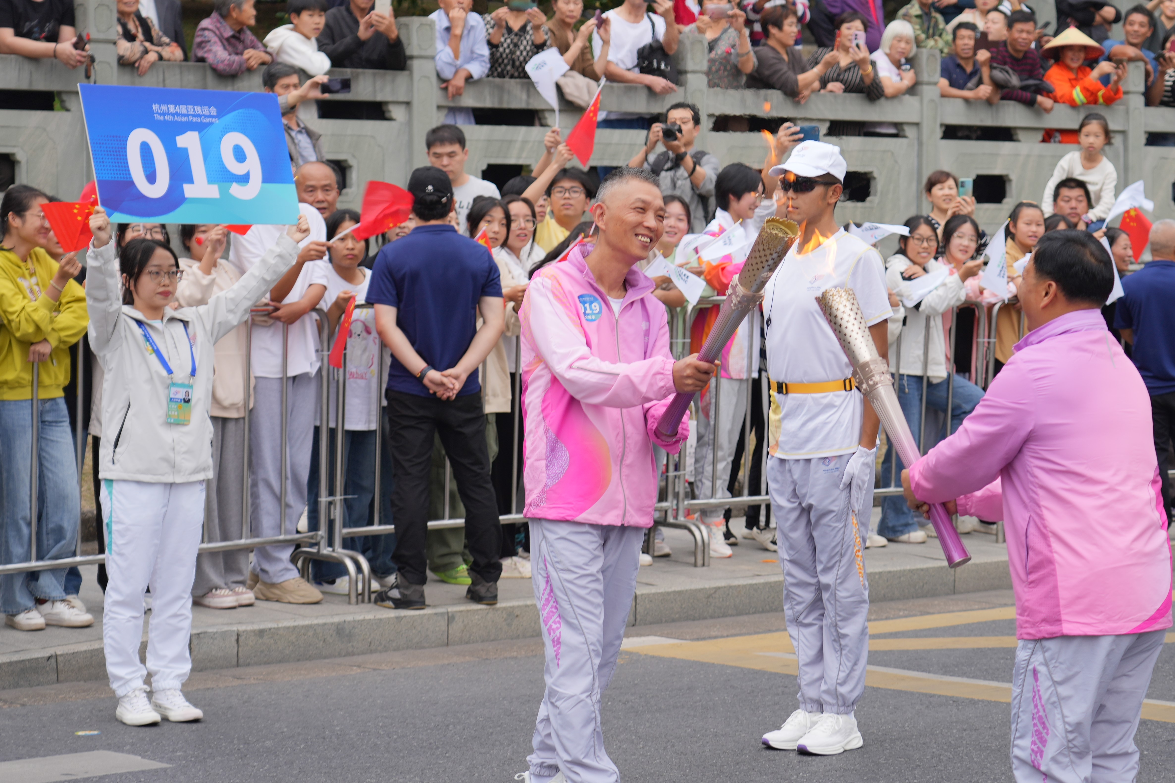 省二輕集團(tuán)工藝品公司徐軍參加杭州第4屆亞殘運(yùn)會(huì)火炬?zhèn)鬟f