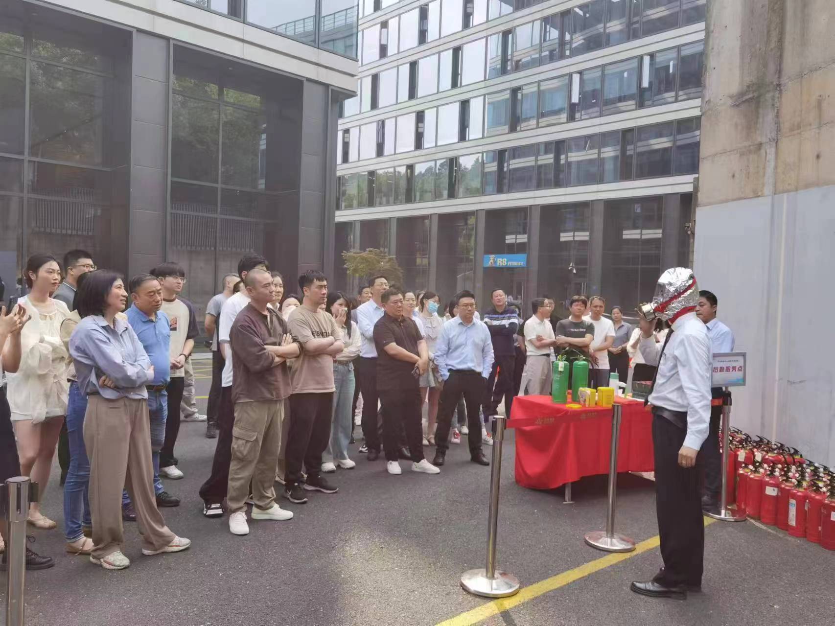 商業(yè)公司開展“人人講安全、個(gè)個(gè)會(huì)應(yīng)急”消防應(yīng)急演練活動(dòng)
