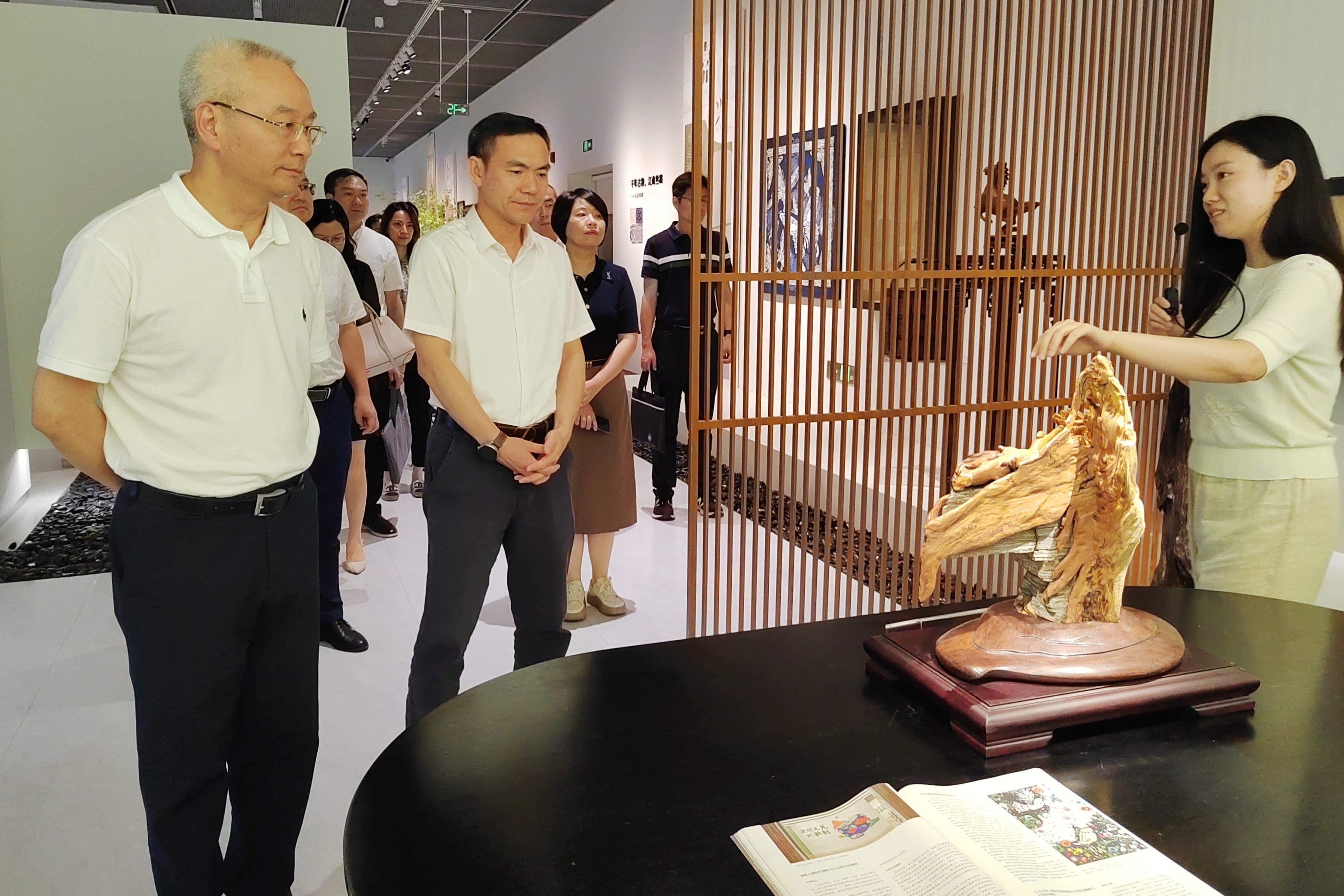 省科協(xié)黨組書記、副主席吳曉東一行到省二輕集團(tuán)、省工藝美術(shù)學(xué)會調(diào)研