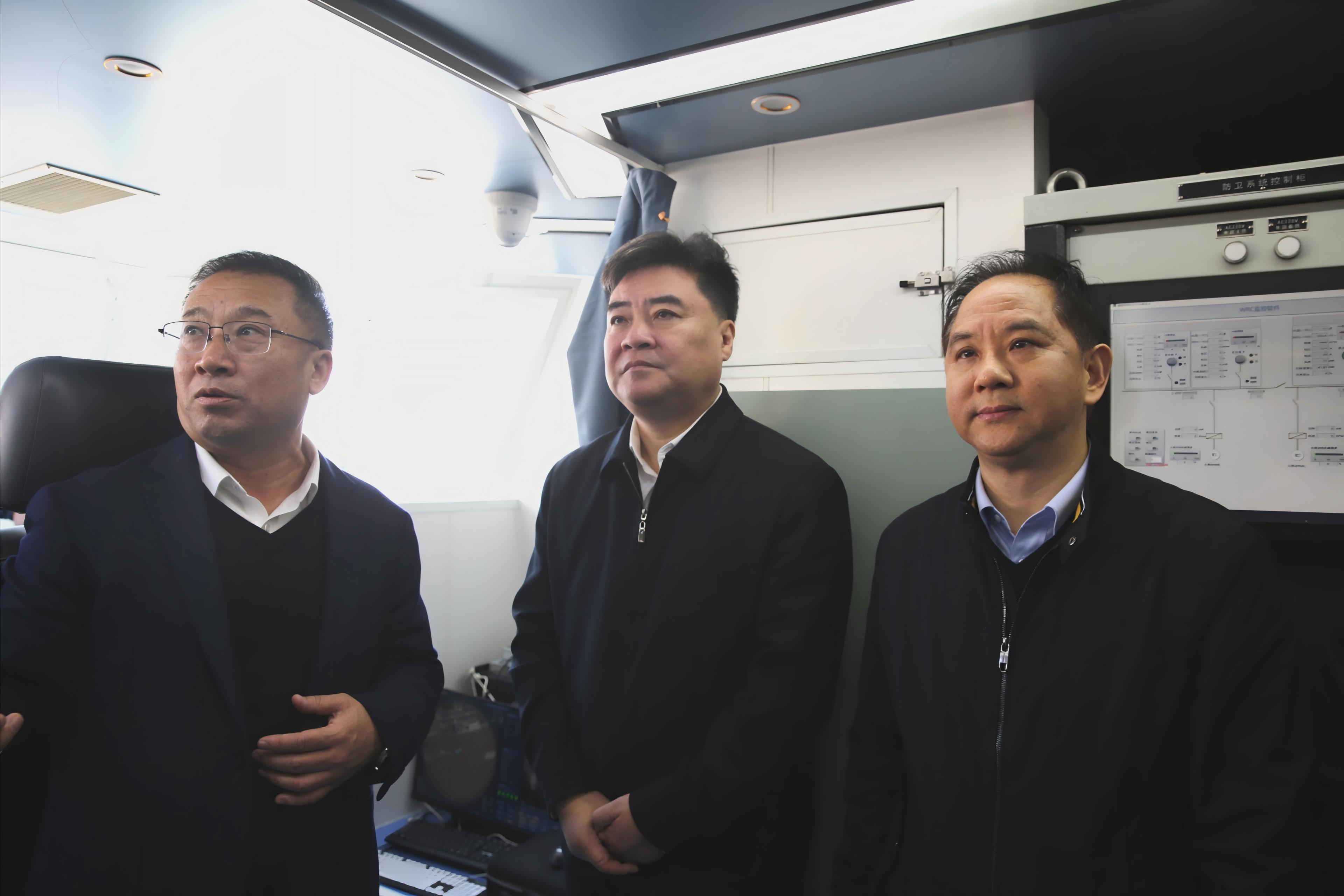 何中偉一行調(diào)研省二輕集團(tuán)百?lài)嵓?jí)無(wú)人船項(xiàng)目